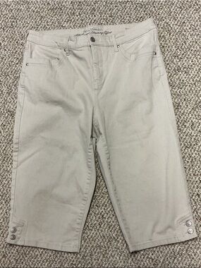 Gloria Vanderbilt Khaki Slimming Capri Pants. Size 12
